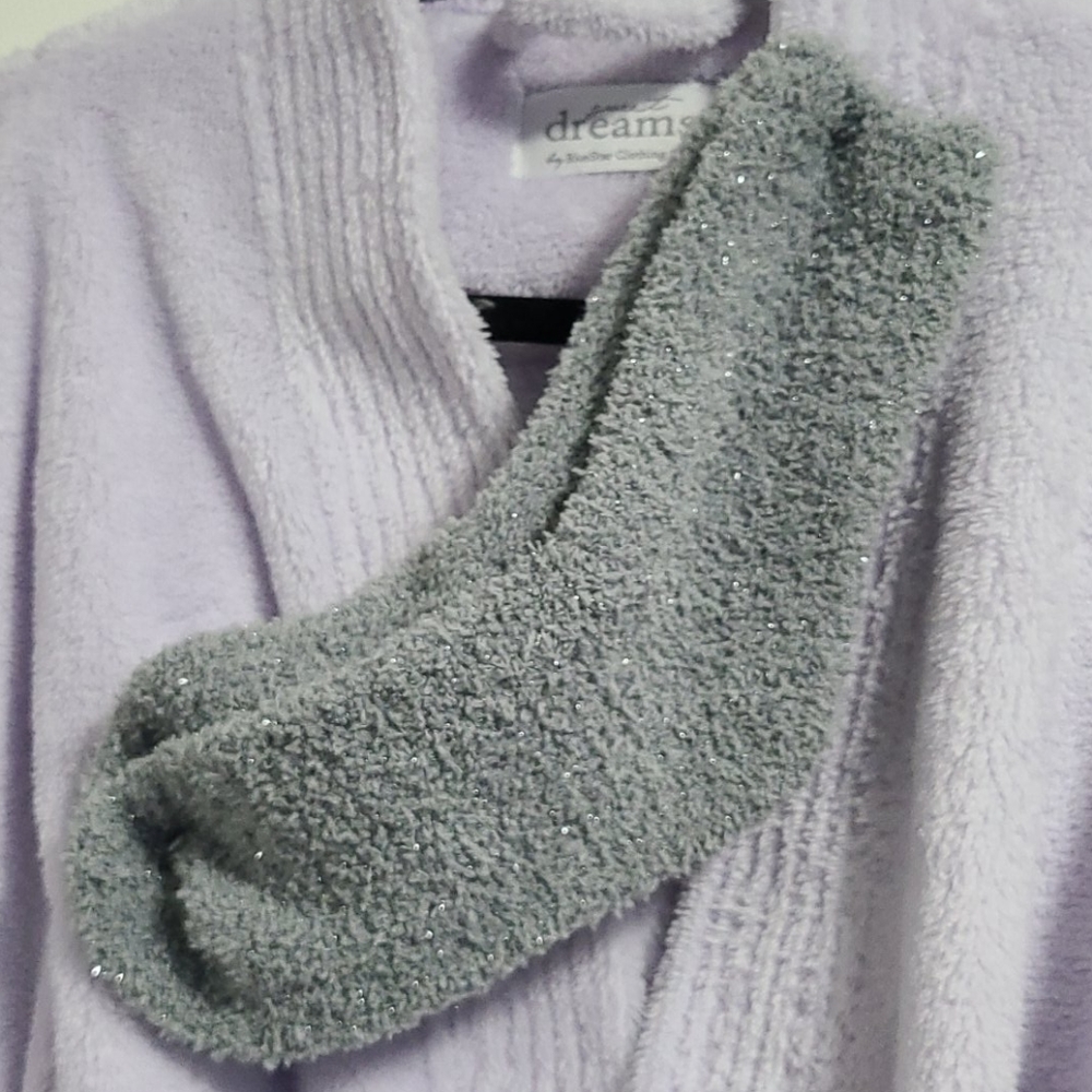 New! Plush Bath Robe & Fuzzy Socks - Picture 2 of 9